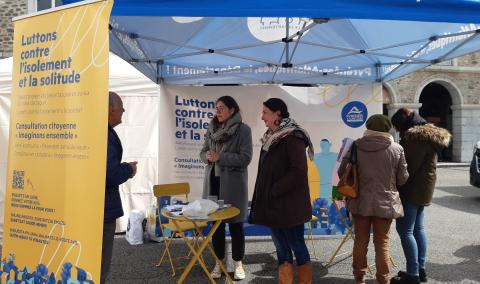 Stand de la consultation citoyenne sur l’isolement et la solitude  sur le marché de Bedous