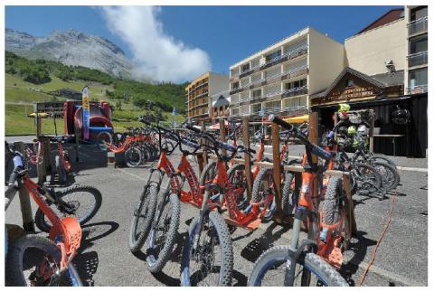 La télécabine de Cotch, comme le télésiège de Sarrière, permettront d’accéder au sommet de la station et de pratiquer des activités de loisir comme la randonnée et le VTT.