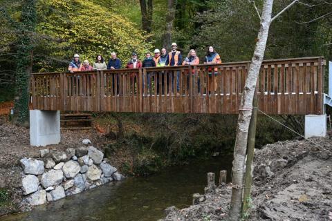 La « nouvelle » passerelle qui dessert le GR à L’Hôpital-Saint-Blaise a été posée ce mercredi 13 novembre.