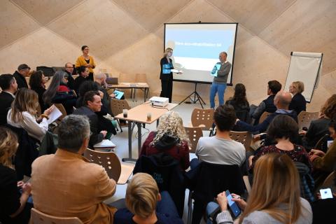 Des groupes de travail réunissent artisans, architectes, urbanistes, bailleurs sociaux, collectivités et organismes de formation pour porter et diffuser cette démarche.